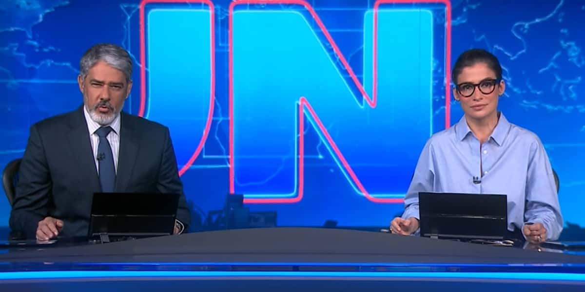 William Bonner e Renata Vasconcellos ao vivo no Jornal Nacional (Foto: Reprodução / TV Globo)