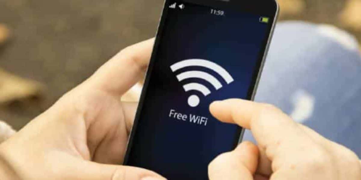 Pessoa conectando em Wi-Fi (Foto: Reprodução / Internet)