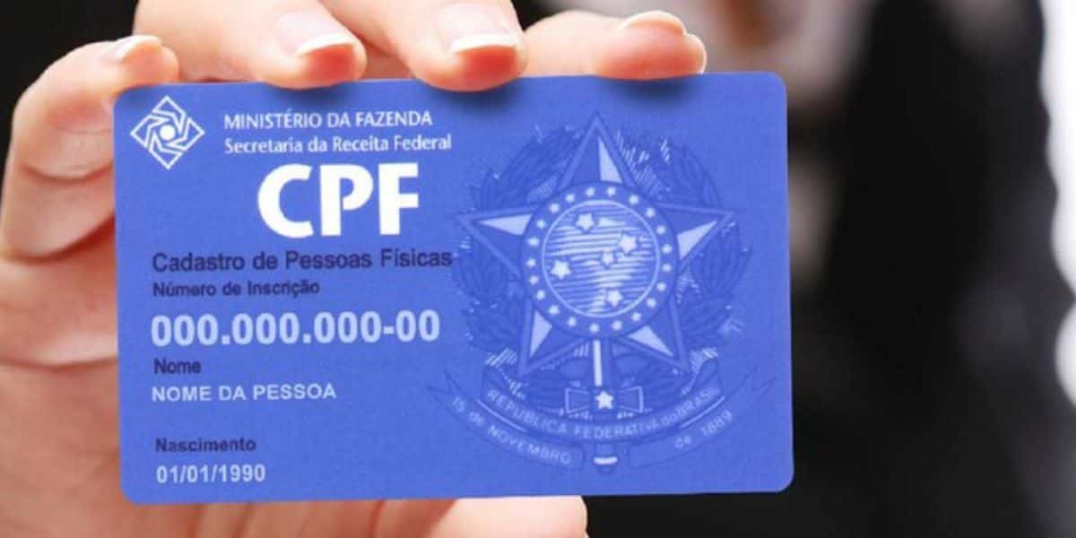 Pessoa segurando o CPF (Foto: Reprodução / Internet)