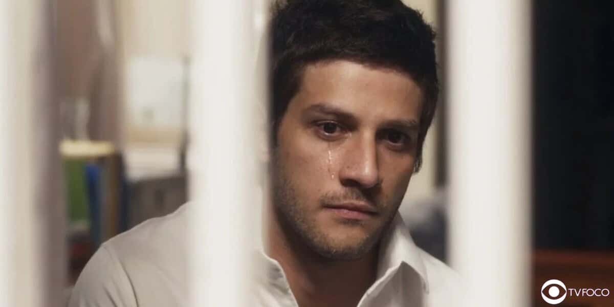Ari (Chay Suede) em cena de Travessia (Foto: Reprodução / Globo)