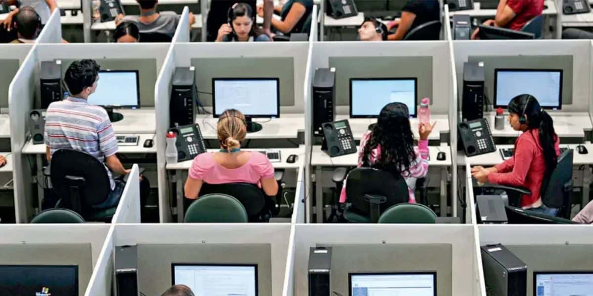 Um trabalhador processor uma empresa de telefonia após ser demitido com depressão (Reprodução - Getty Images)