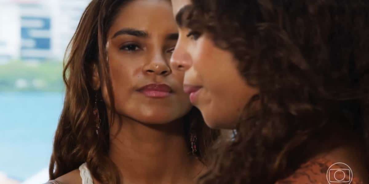 Brisa encara Bia na novela Travessia (Foto: Reprodução/Globo)