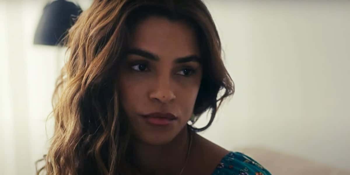 Brisa para para escutar Ari em conversa na novela Travessia (Foto: Reprodução/Globo)