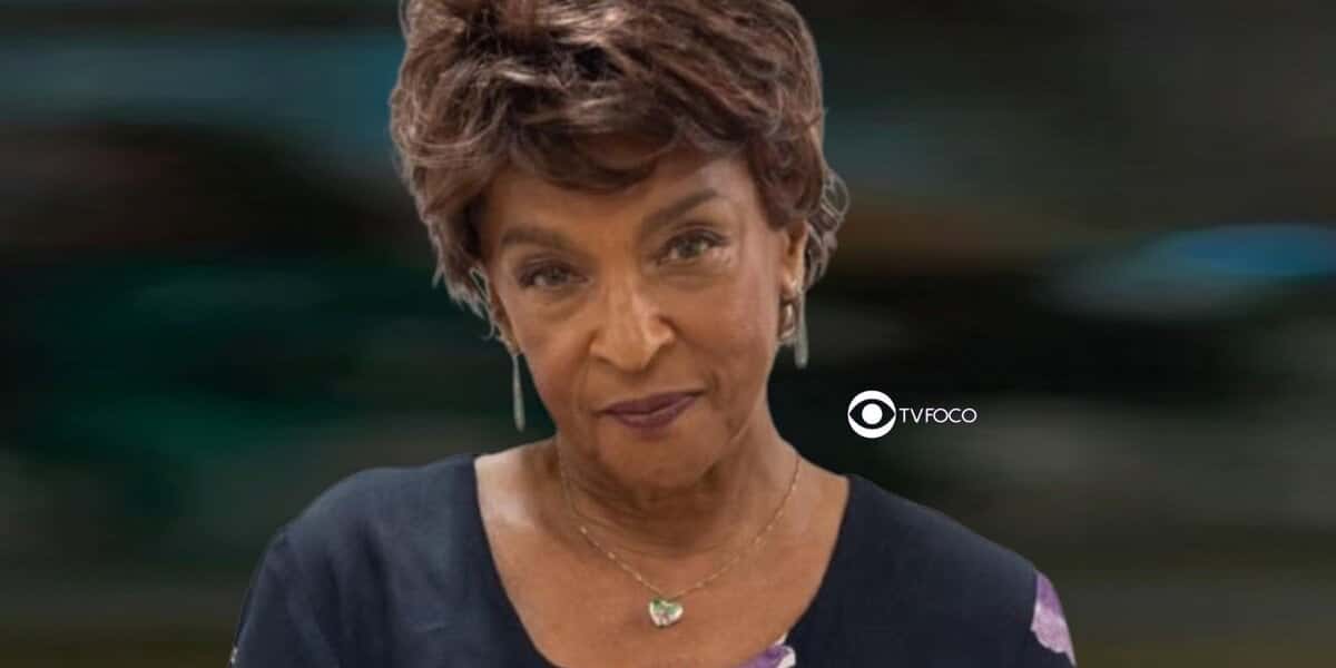 Marlene (Elisa Lucinda) em Vai na Fé (Foto: Reprodução / Globo / Montagem TV Foco)