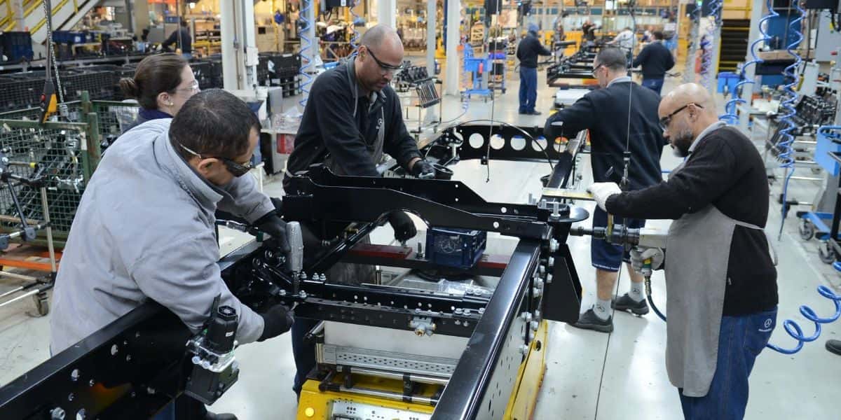 Grande montadora brasileira vai demitir mais de 1200 funcionários (Reprodução - Mercedes benz)