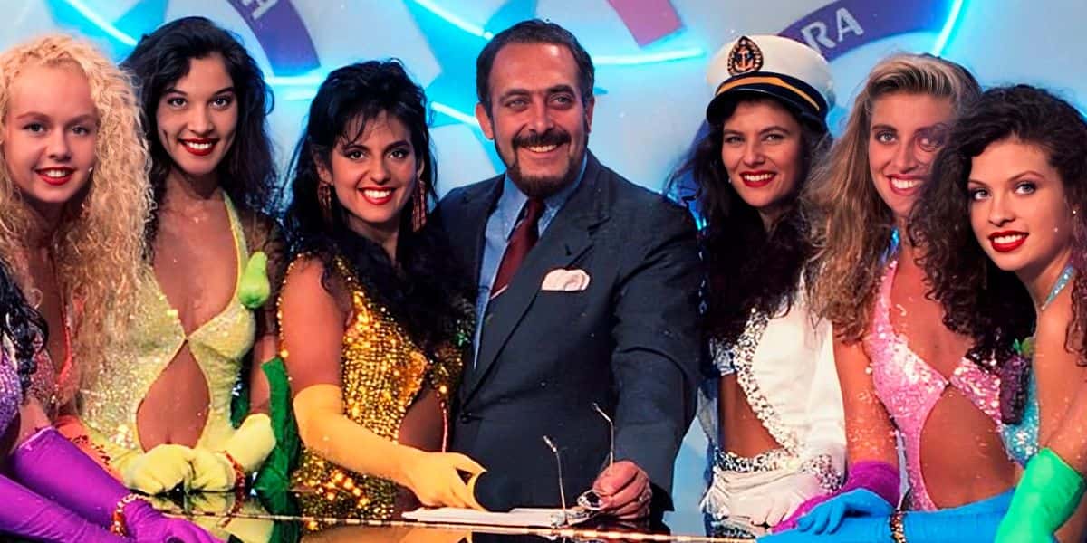 Luiz Carlos Miele apresentando ao lado das bailarinas, o Cocktail (Reprodução - SBT)