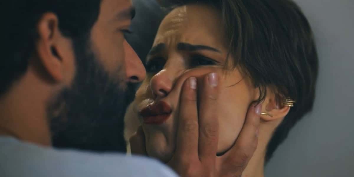 Rafael desmascara Vanessa na novela Todas as Flores (Foto: Reprodução/Globoplay)