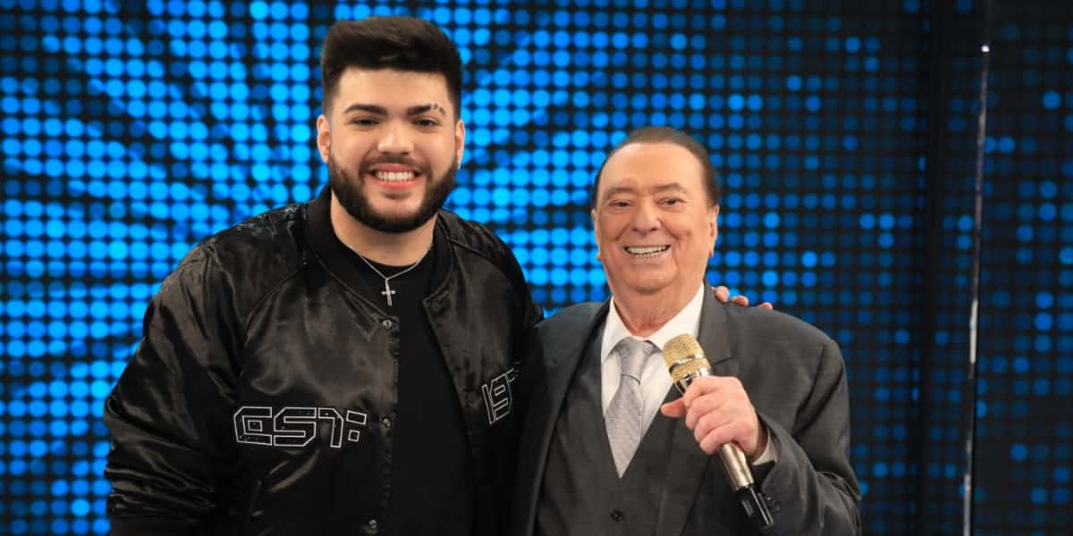 Raul Gil recebe o cantor Kadu Martins (Foto: Rodrigo Belentani/SBT)