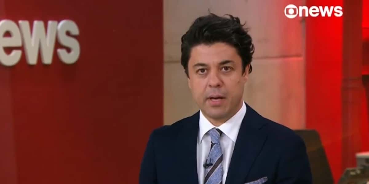 Tiago Eltz leu comunicado em meio à programação (Foto: Reprodução / TV Globo)