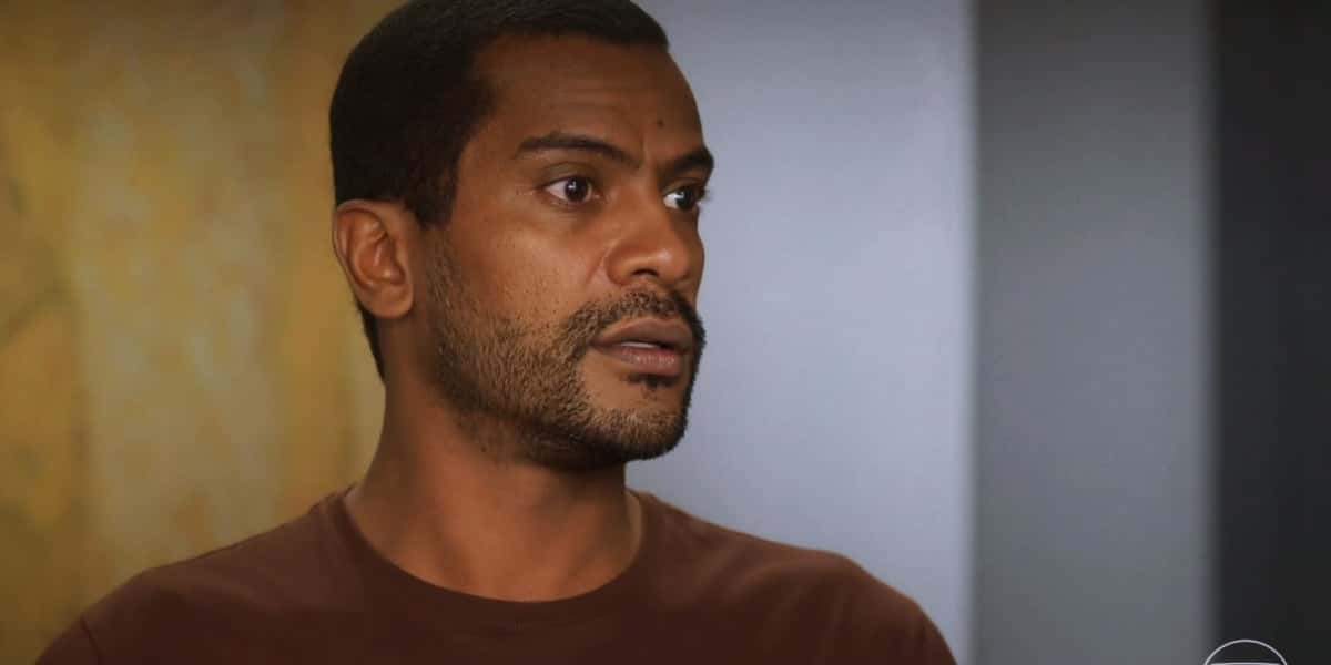 Ben não sabe como agir perto de Sol em Vai na Fé (Foto: Reprodução/Globo)