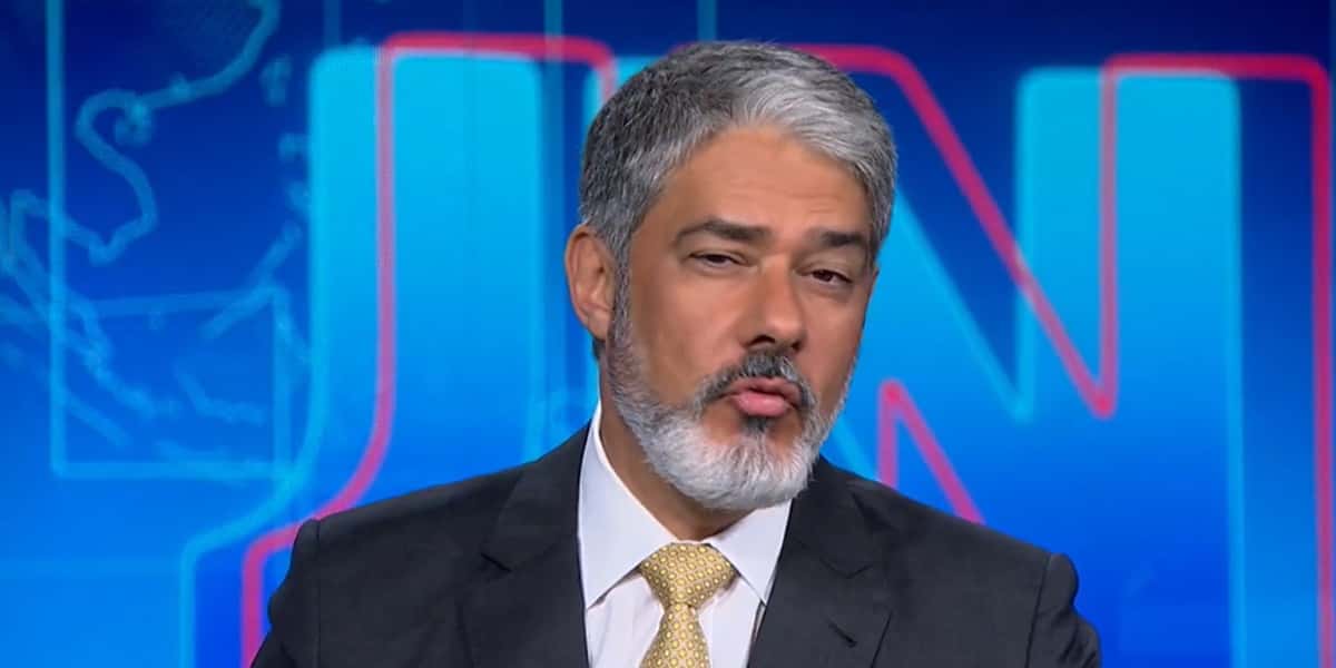 William Bonner ao vivo no Jornal Nacional (Foto: Reprodução / TV Globo)
