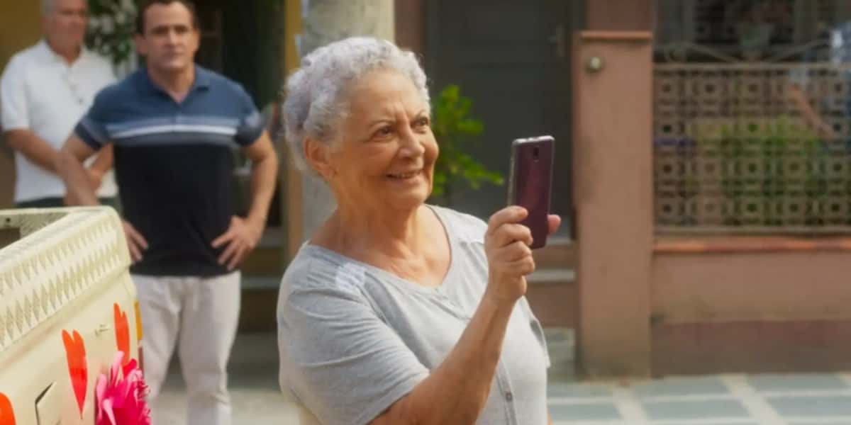 Dona Neide (Neyde Braga) revelará segredo em "Vai Na Fé" (Foto: Reprodução/TV Globo)