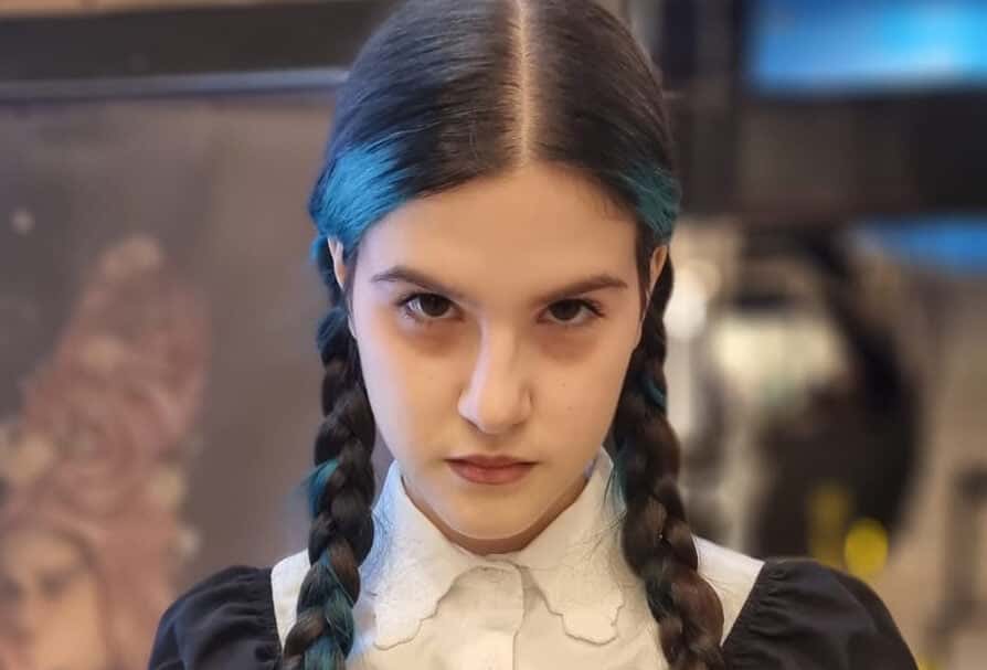 Anaiza interpreta Wandinha no musical “O Musical dos Musicais”. (Foto: Divulgação)