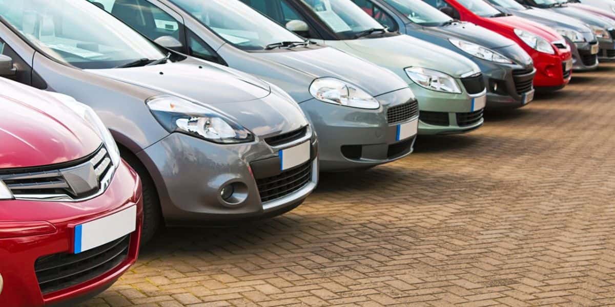 Alguns carros populares em exibição (Reprodução - Internet)
