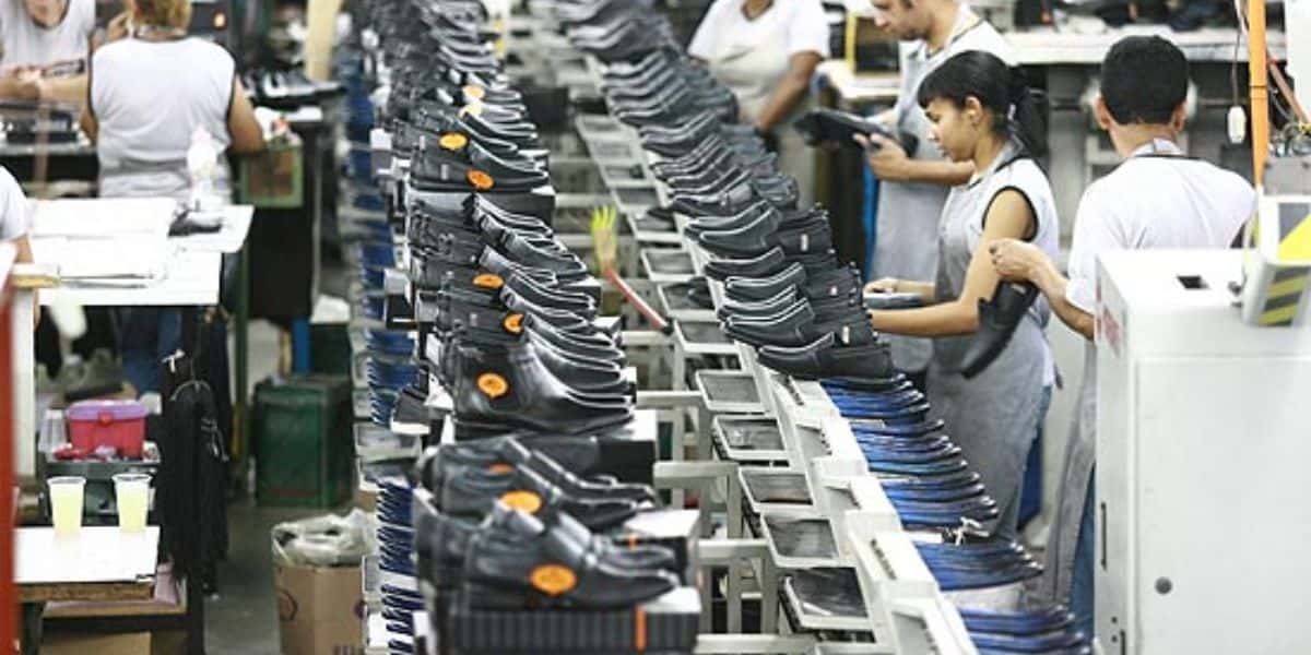 Pessoas trabalhando em uma fábrica de sapatos (Reprodução - Internet)