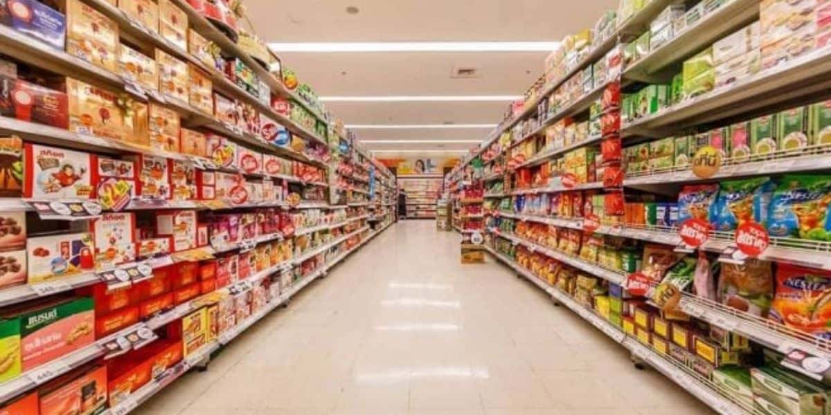 Corredores de um supermercado repleto de alimentos (Reprodução - Internet)