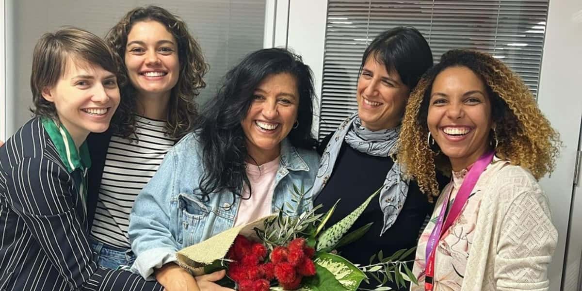 Regina Casé e parte do elenco da novela Todas as Flores (Foto: Reprodução / Instagram)