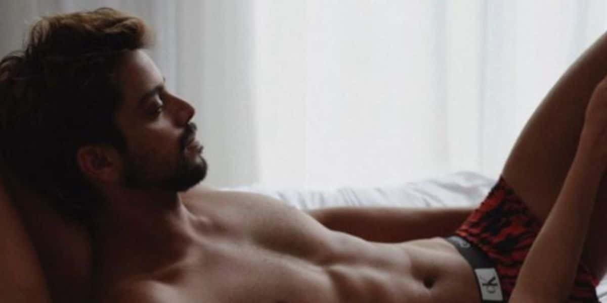 Rodrigo Simas deitado posando em ensaio para a Calvin Klein (Reprodução - Instagram)