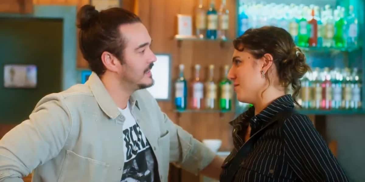 Bia (Flora Camolese) flagrará Simas (Marcos Veras) com outra mulher em "Vai na Fé" (Foto: Reprodução/TV Globo)