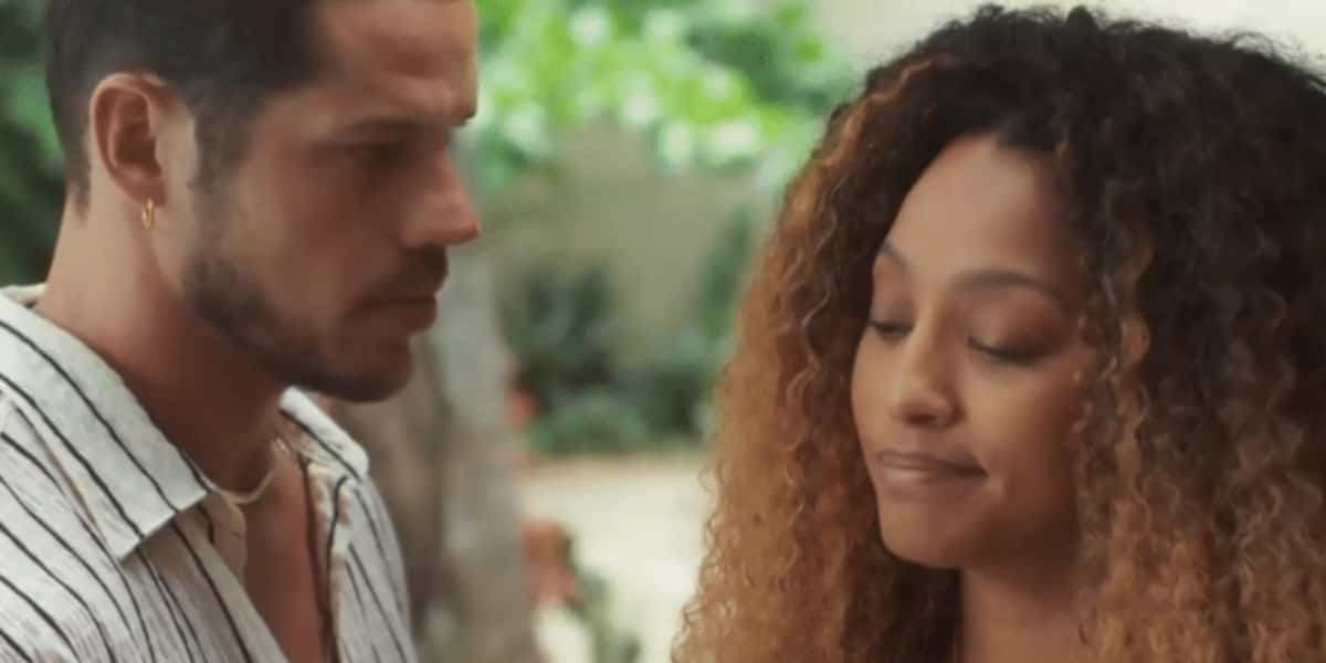 Lui (José Loreto) toma decisão com Sol (Sheron Menezzes) em "Vai na Fé" (Foto: Reprodução/TV Globo)