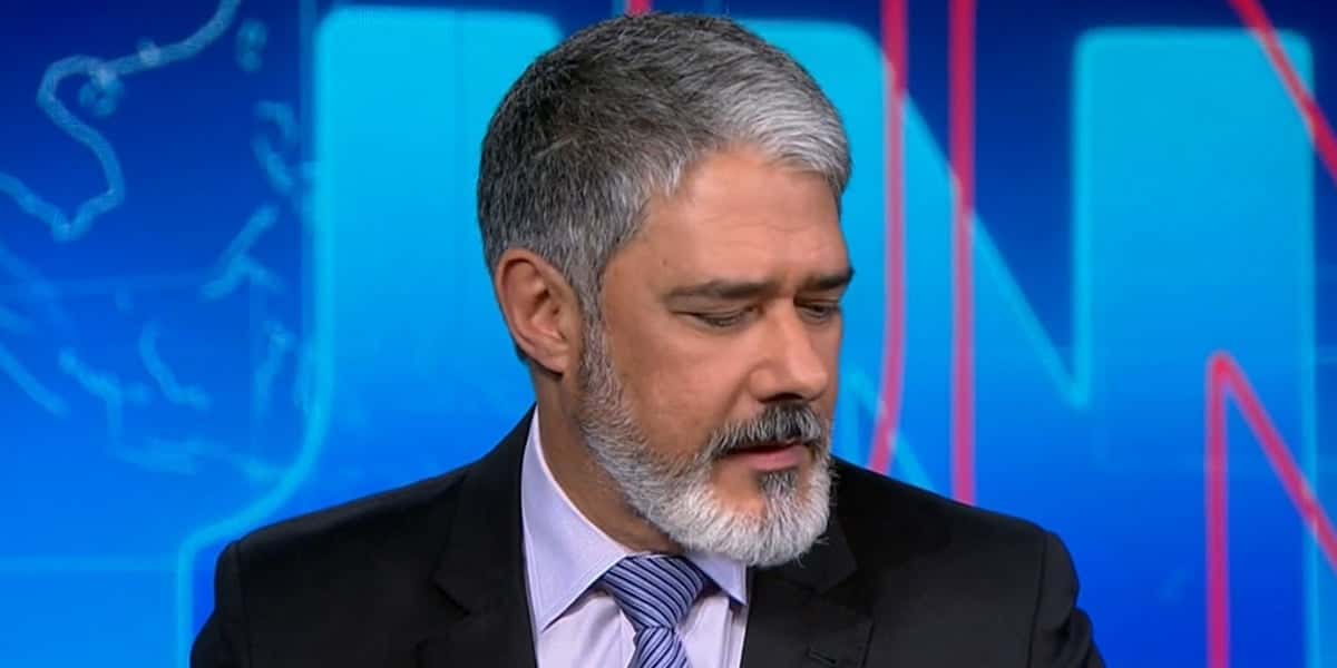 William Bonner leu comunicado ao vivo no Jornal Nacional (Foto: Reprodução / TV Globo)