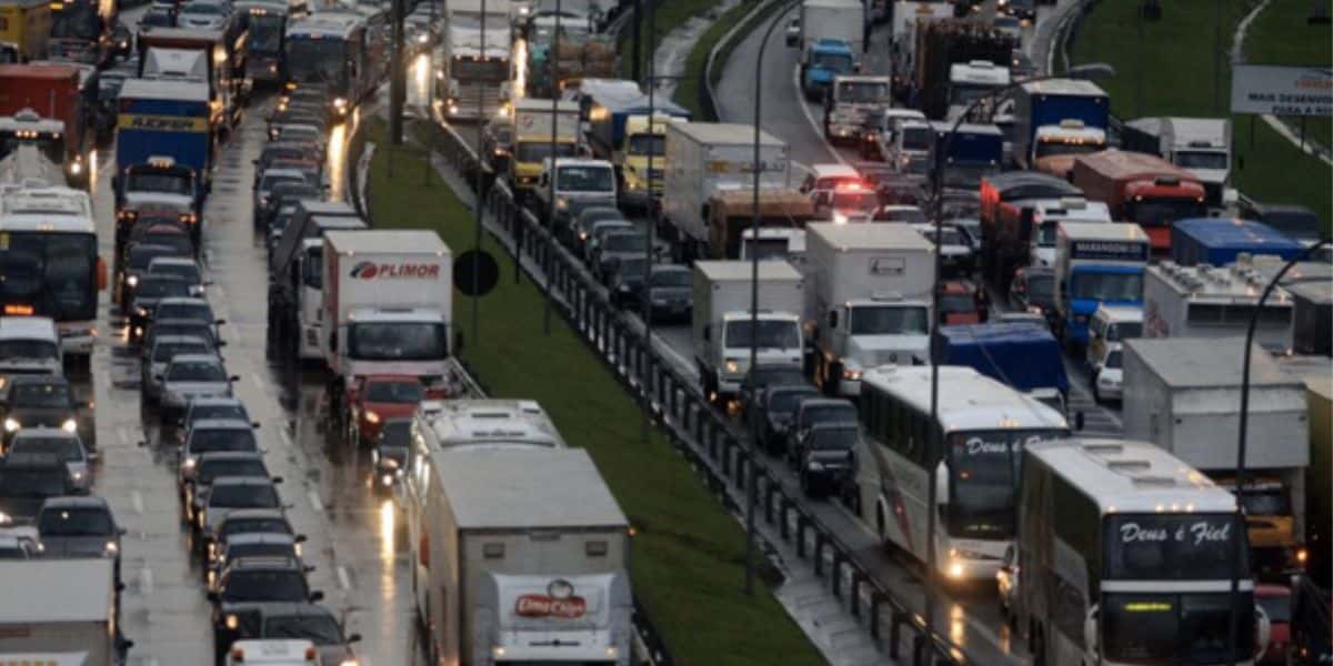 Carros e caminhões em estrada (Foto: Reprodução / Internet)