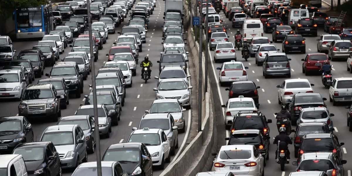 Carros na rua (Foto: Reprodução / Internet)