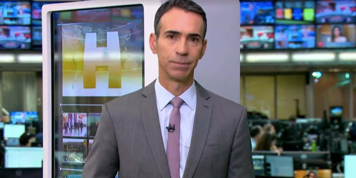 César Tralli no comando do Jornal Hoje (Foto: Reprodução / Globo)