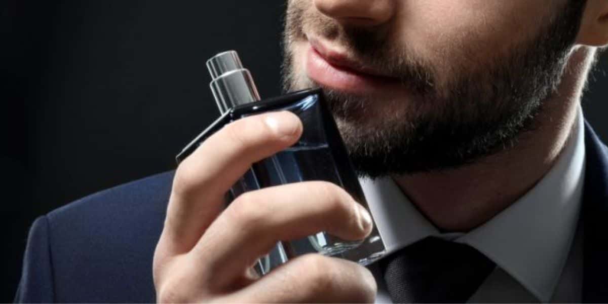 Homem cheirando perfume - Foto Reprodução Internet