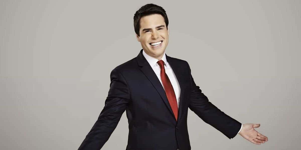 Apresentador Luiz Bacci em sessão de fotos (Reprodução - Internet)