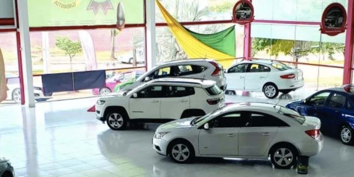 Veículos em montadoras (Foto: Reprodução / Internet)