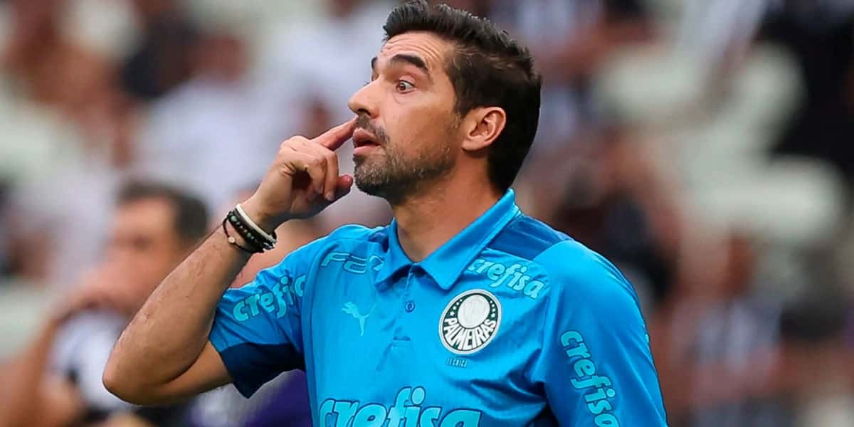 Abel Ferreira na beira do campo