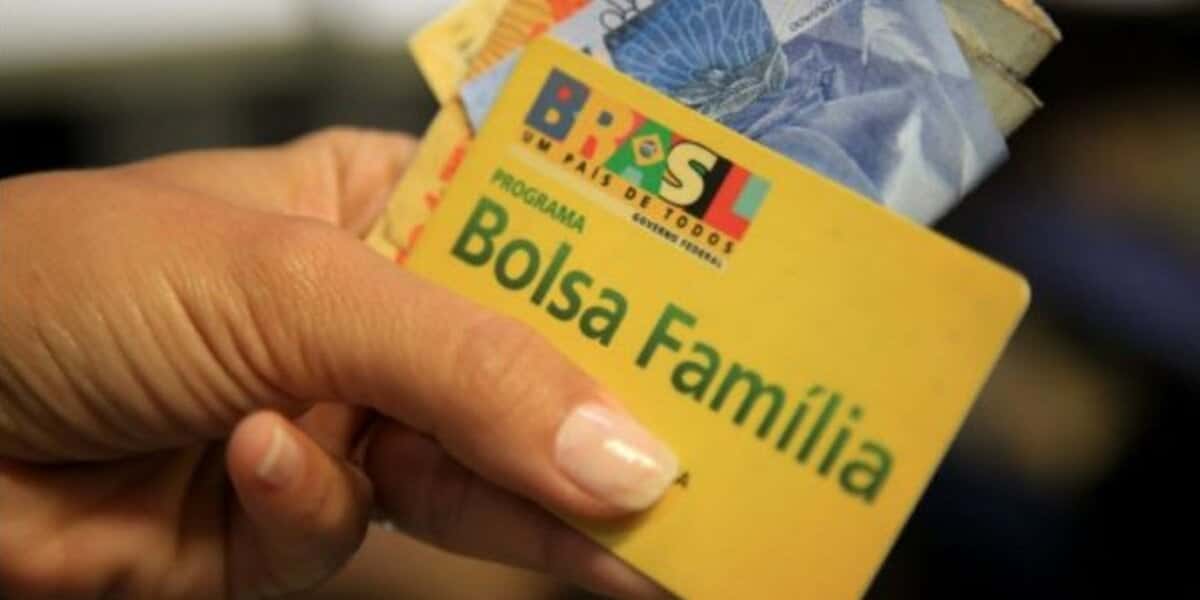 Pessoas recebendo o pagamento do Bolsa (Foto: Reprodução / Internet)