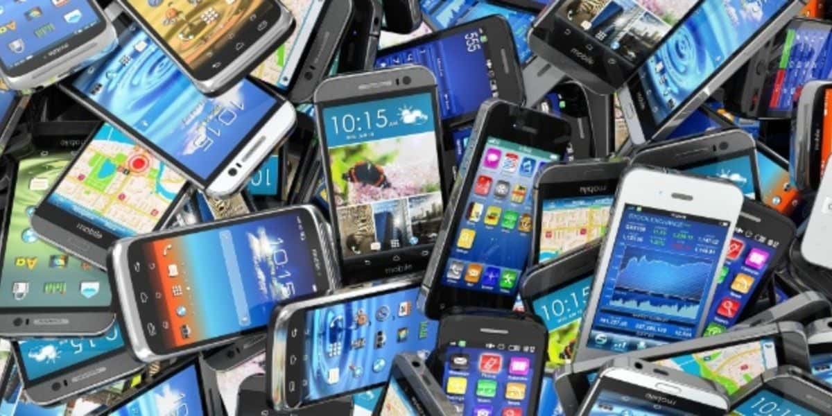 Imagem mostra diversos celulares juntos (Reprodução - Internet)