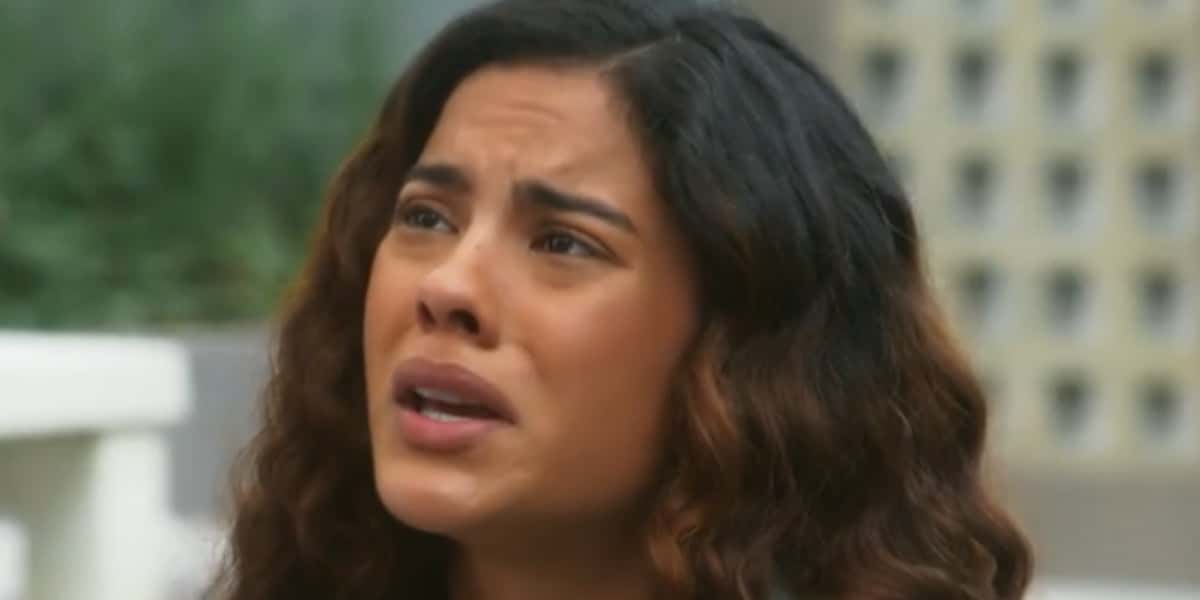 Jenifer fica abalada com descoberta em "Vai na Fé" (Foto: Reprodução/TV Globo)