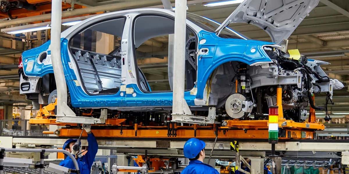 Montadora produzindo um carro (Reprodução - Internet)
