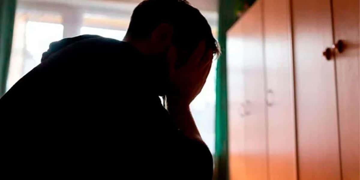 Pessoa triste com a cabeça para baixo (Reprodução - Internet)