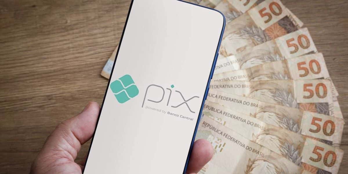 Pix e notas de cinquenta reais (Foto: Reprodução / Internet)