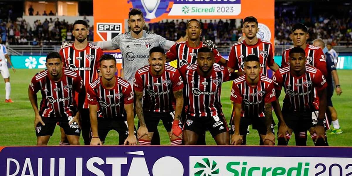 Elenco reunido conversando antes do jogo (foto reprodução/Rubens Chiri/saopaulofc)