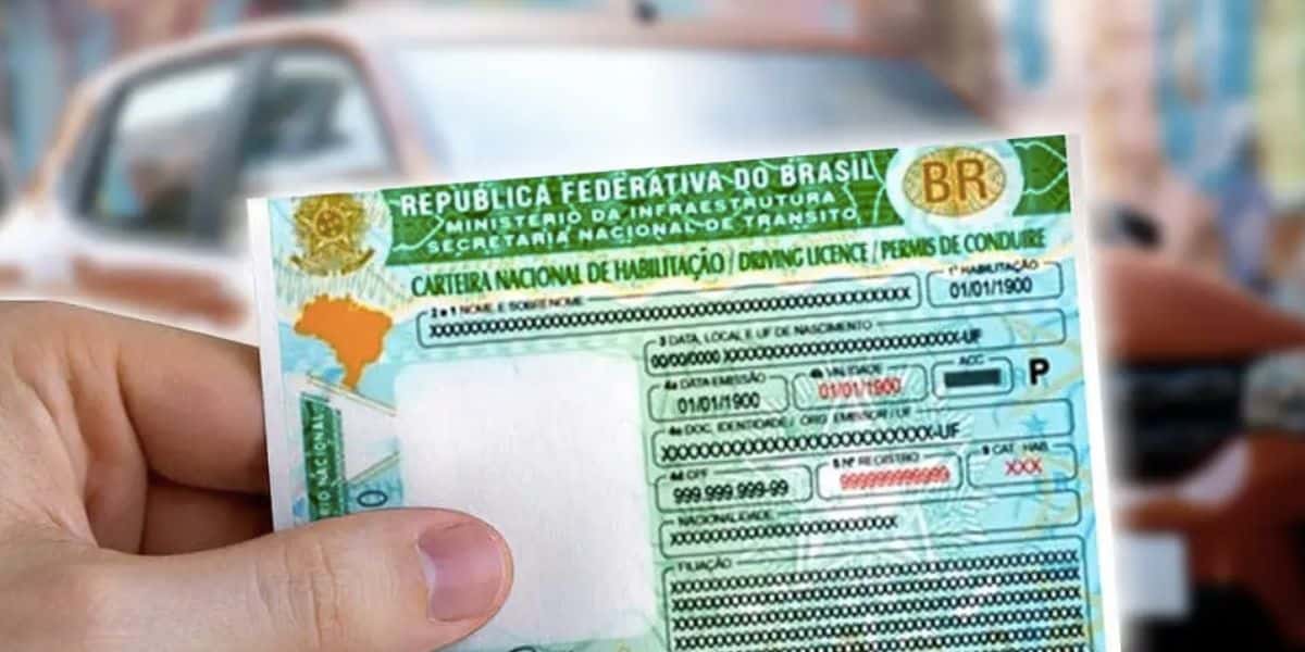 Pessoa segurando a CNH e carro ao fundo (Foto: Reprodução / Internet)