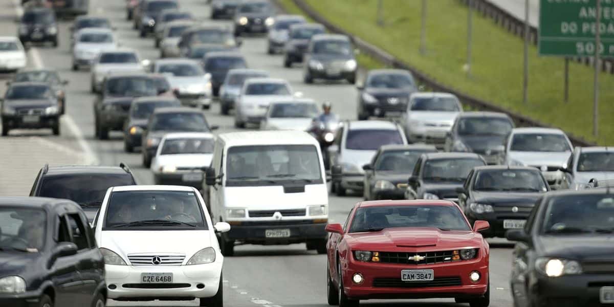 Carros em estrada (Foto: Reprodução / Internet)
