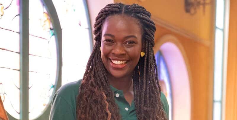 Noêmia Oliveira como Kirida, a funcionária atrapalhada e dedicada da loja Fuzuê. (Foto: Reprodução / TV Globo)