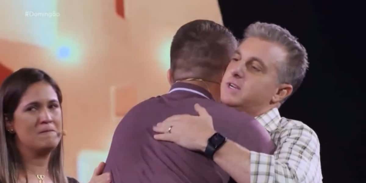 Em dia de emoção, Luciano Huck garantiu alta audiência com o "Domingão" (Foto: Reprodução/TV Globo)