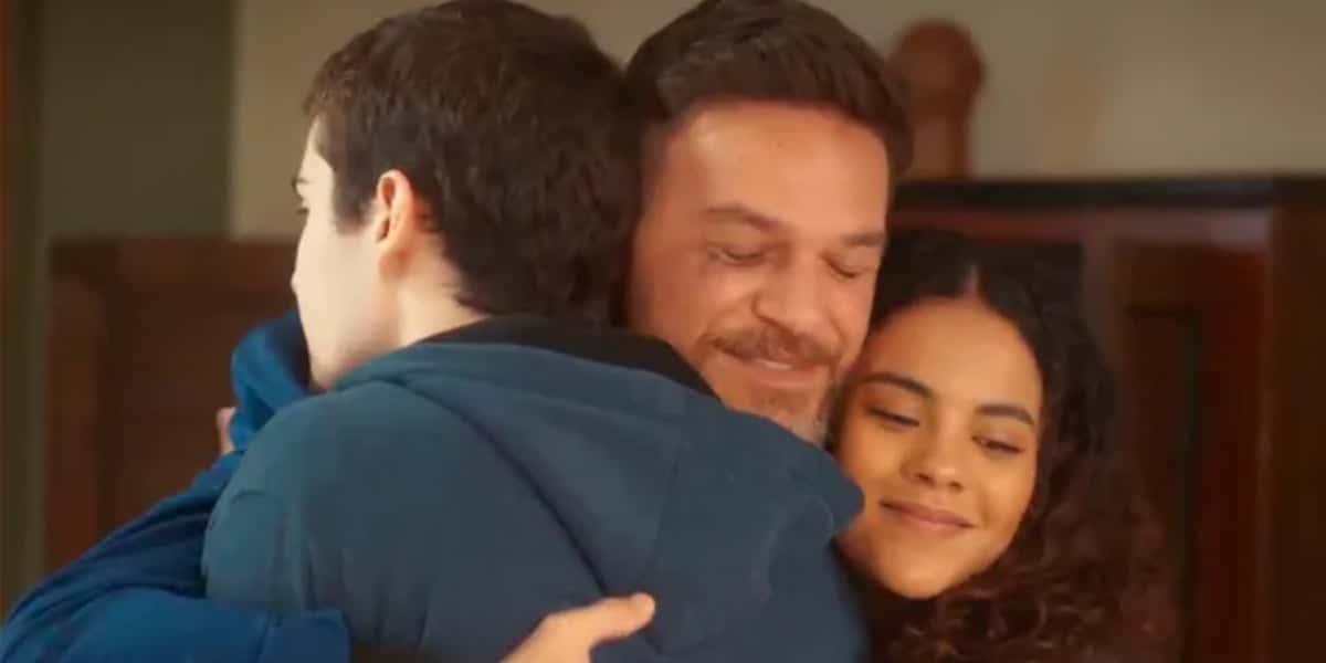 Jenifer (Bella Campos) e Rafa (Caio Manhente) 'mudarão' para o lado de Theo (Emilio Dantas) em "Vai na Fé" (Foto: Reprodução/TV Globo)