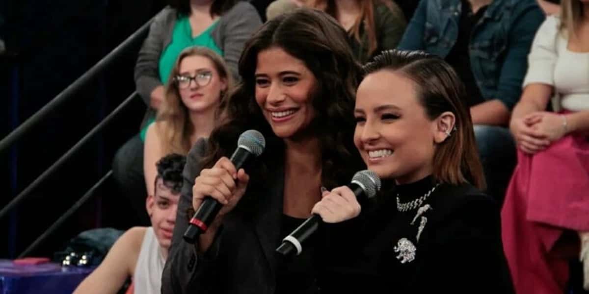 Isadora Cruz e Larissa Manoela em recente participação no Altas Horas (Foto: Reprodução / TV Globo)