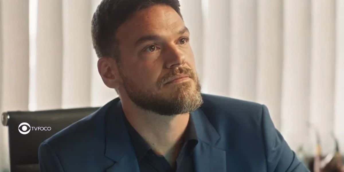 Emilio Dantas interpreta Theo em Vai na Fé (Foto: Reprodução / Globo / Montagem TV Foco)