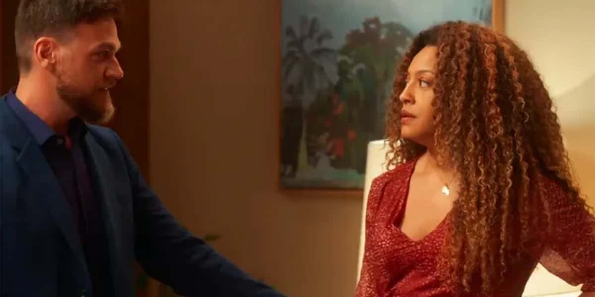 Theo (Emilio Dantas) ameaça Sol (Sheron Menezzes) em "Vai na Fé" (Foto: Reprodução/TV Globo)