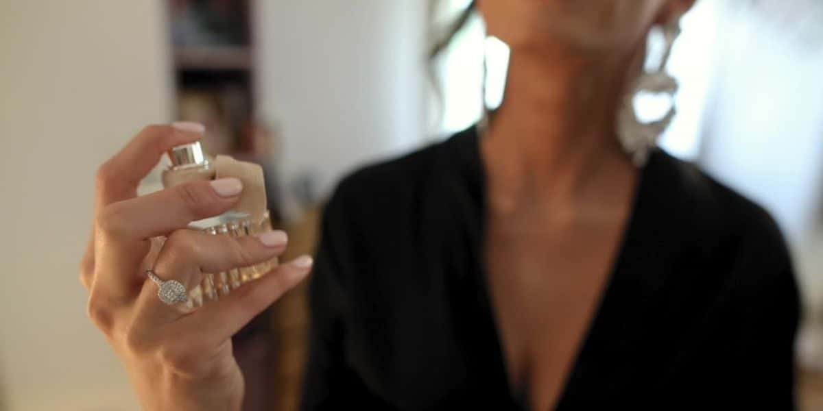 Mulher rica usando perfume - Foto Reprodução Internet