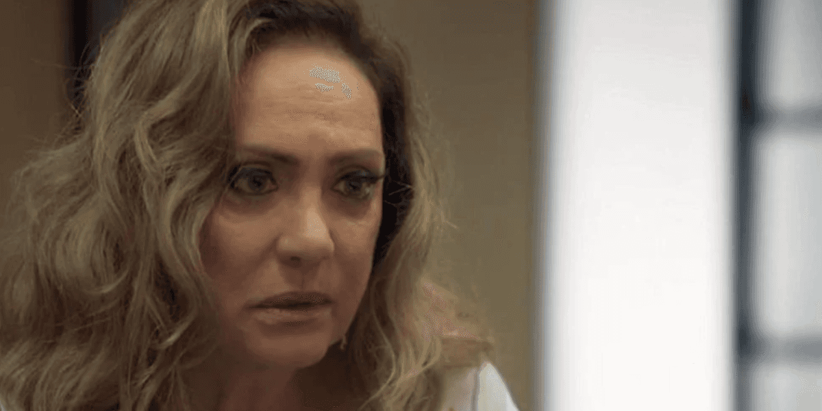 Agatha enfrenta passado misterioso em Terra e Paixão (Foto: Globo)