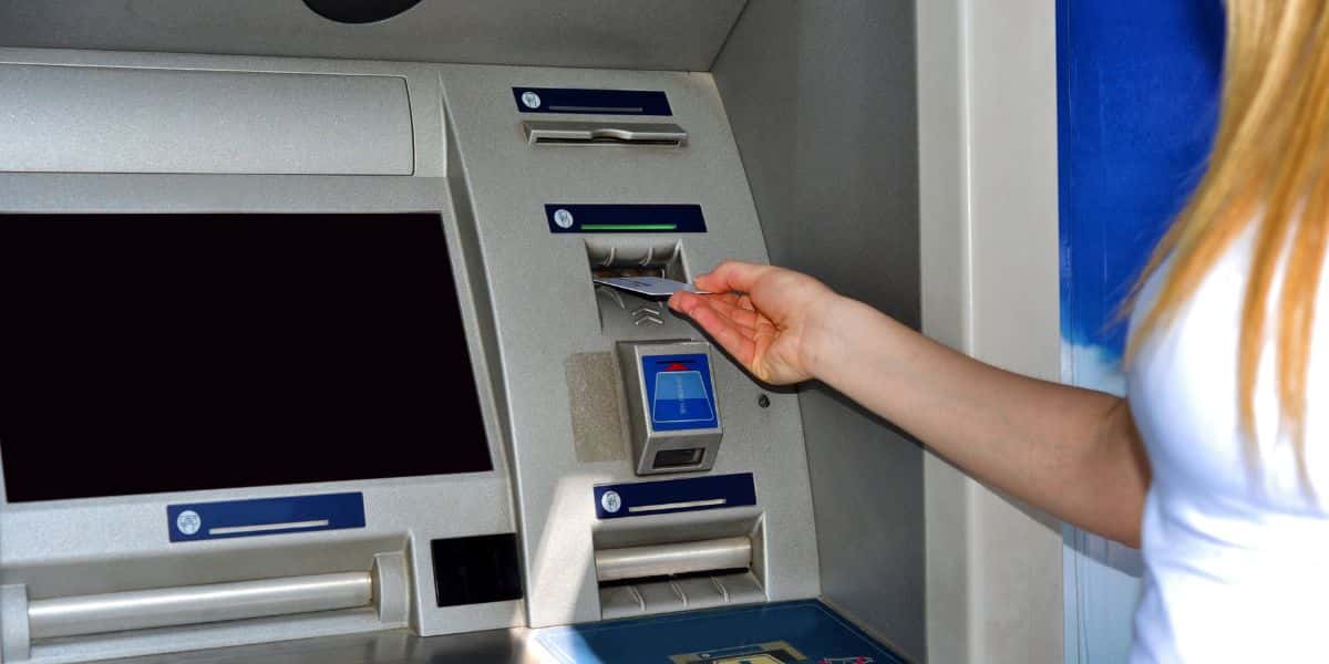 Banco gigante teria dado fim em serviço (Foto: TV Foco)